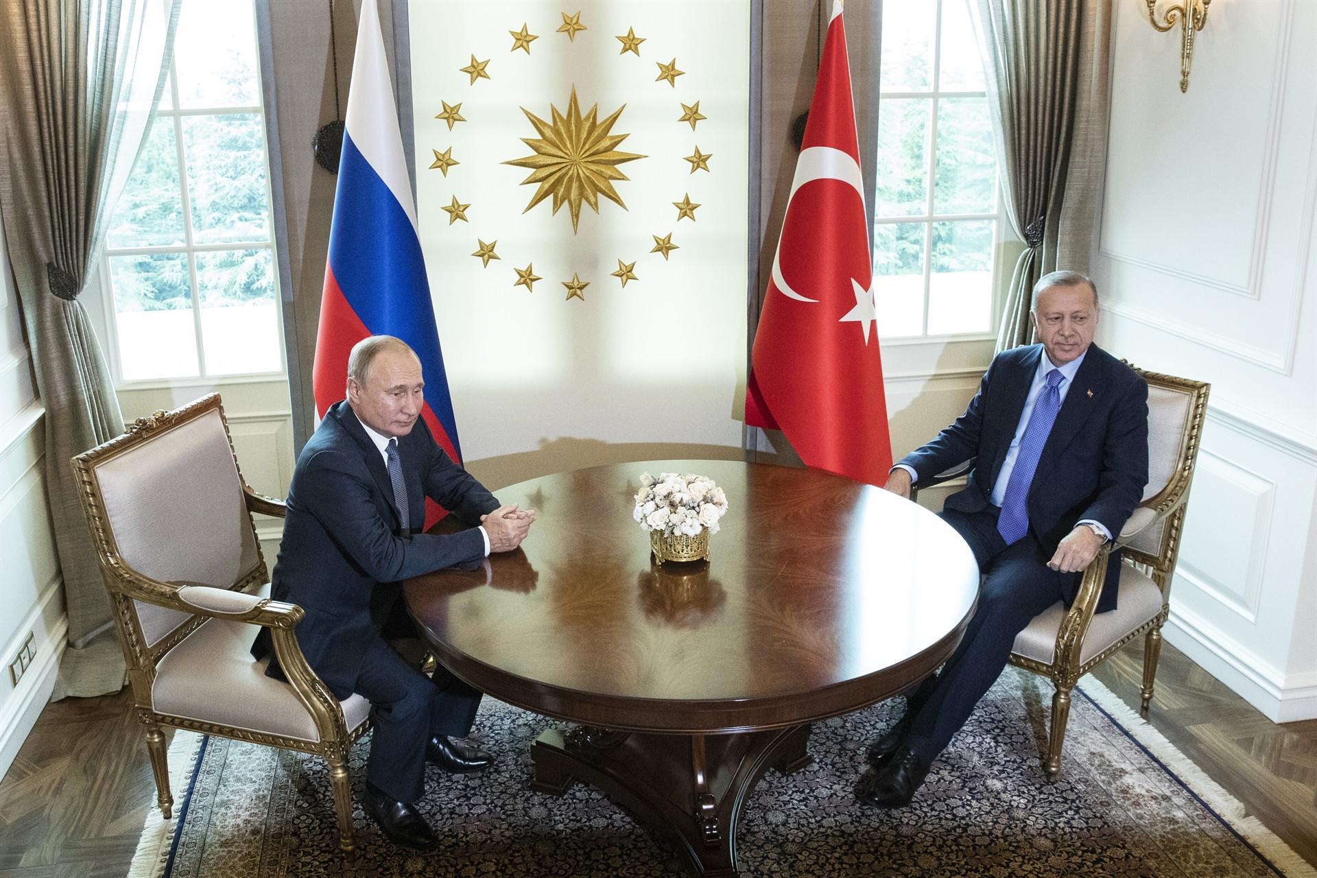 Turkish, Russian leaders hold bilateral meeting