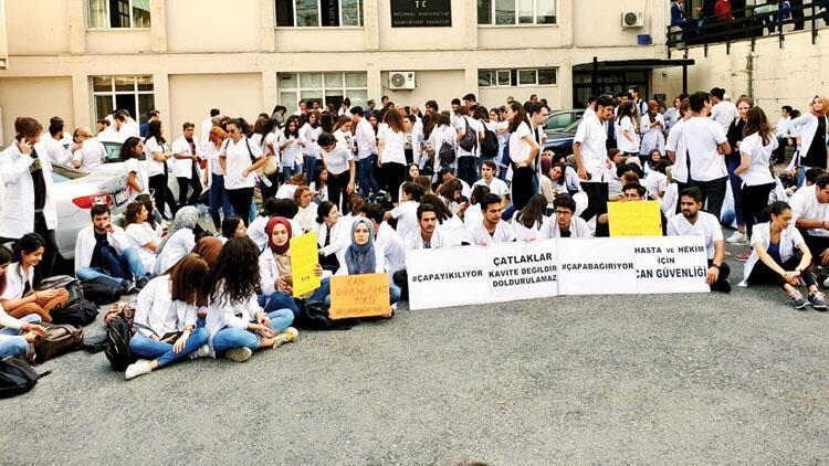 Istanbul University students demand renovated building
