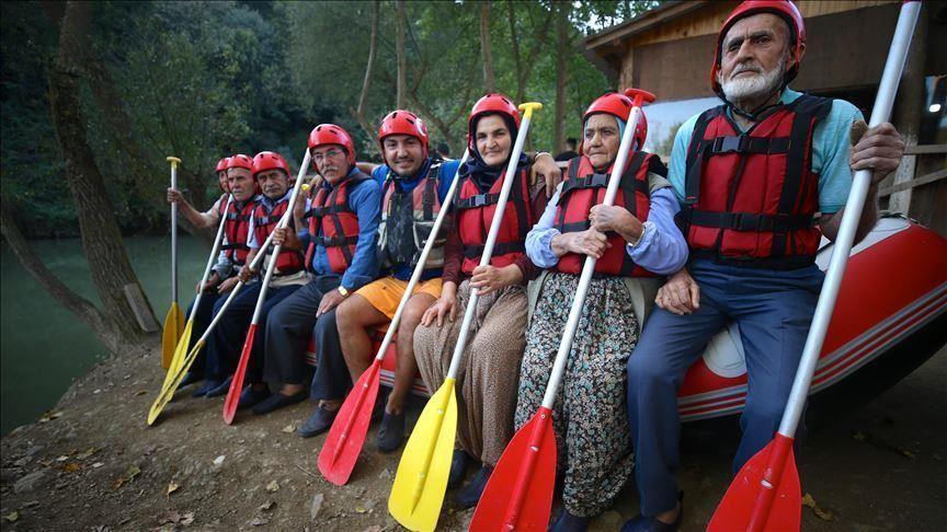 ‘Senior citizens’ in Turkey’s Düzce have fun river rafting