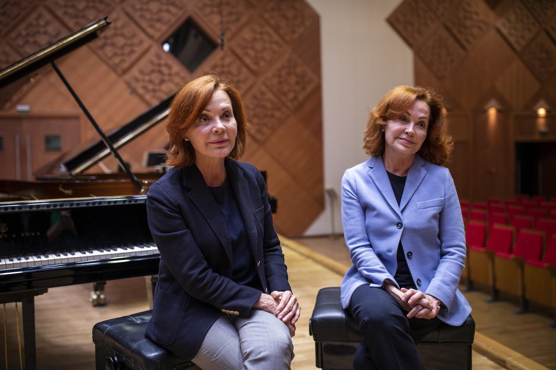 Renowned twin pianists teach young Turkish musicians