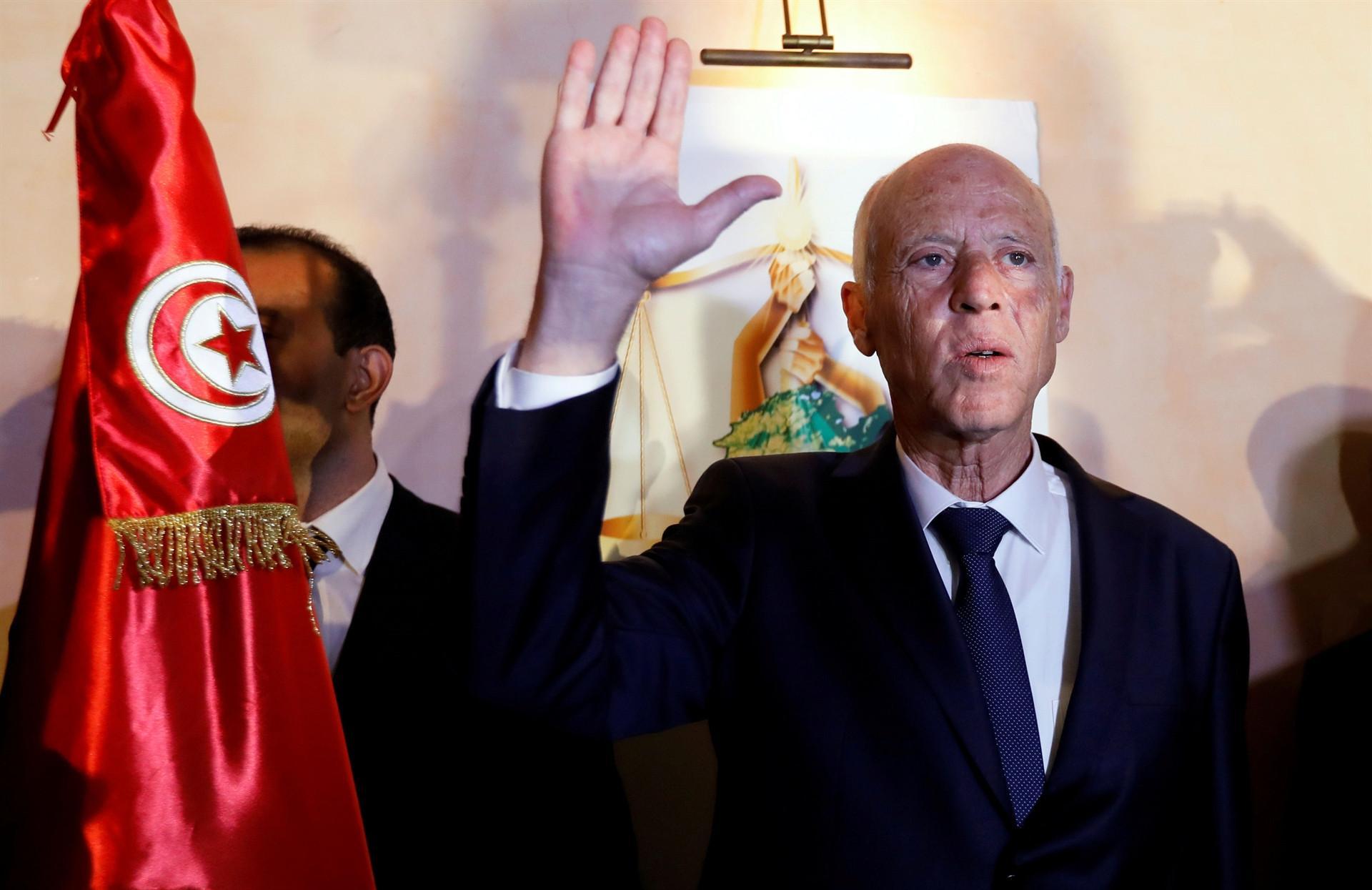 Tunisia polls suggest conservative professor wins election