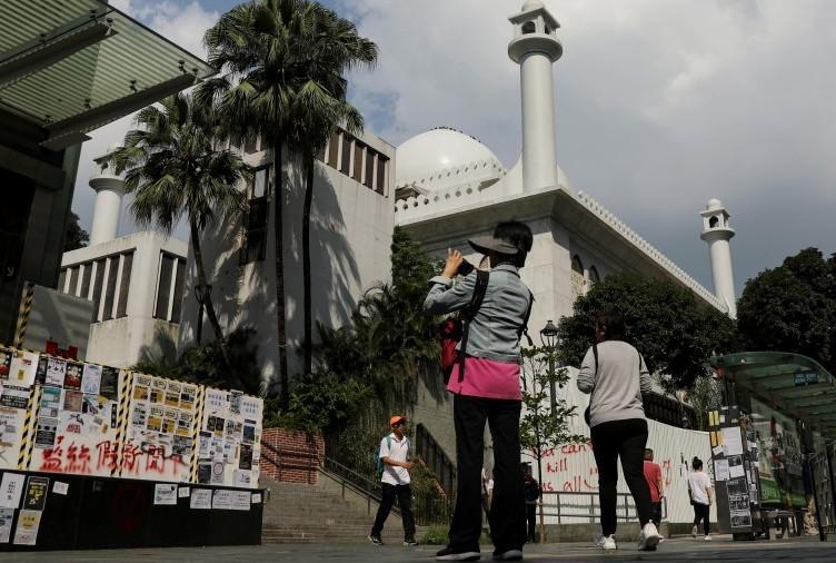 Hong Kong leader apologizes for mosque water cannon incident