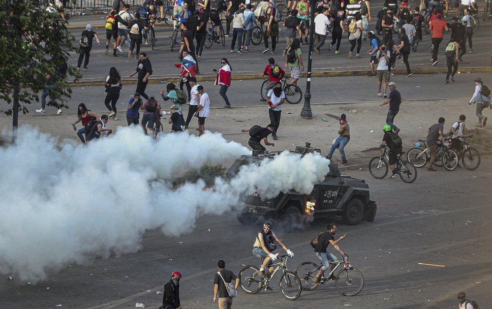 Death toll rises to 15 as violence wracks Chile for 5th day