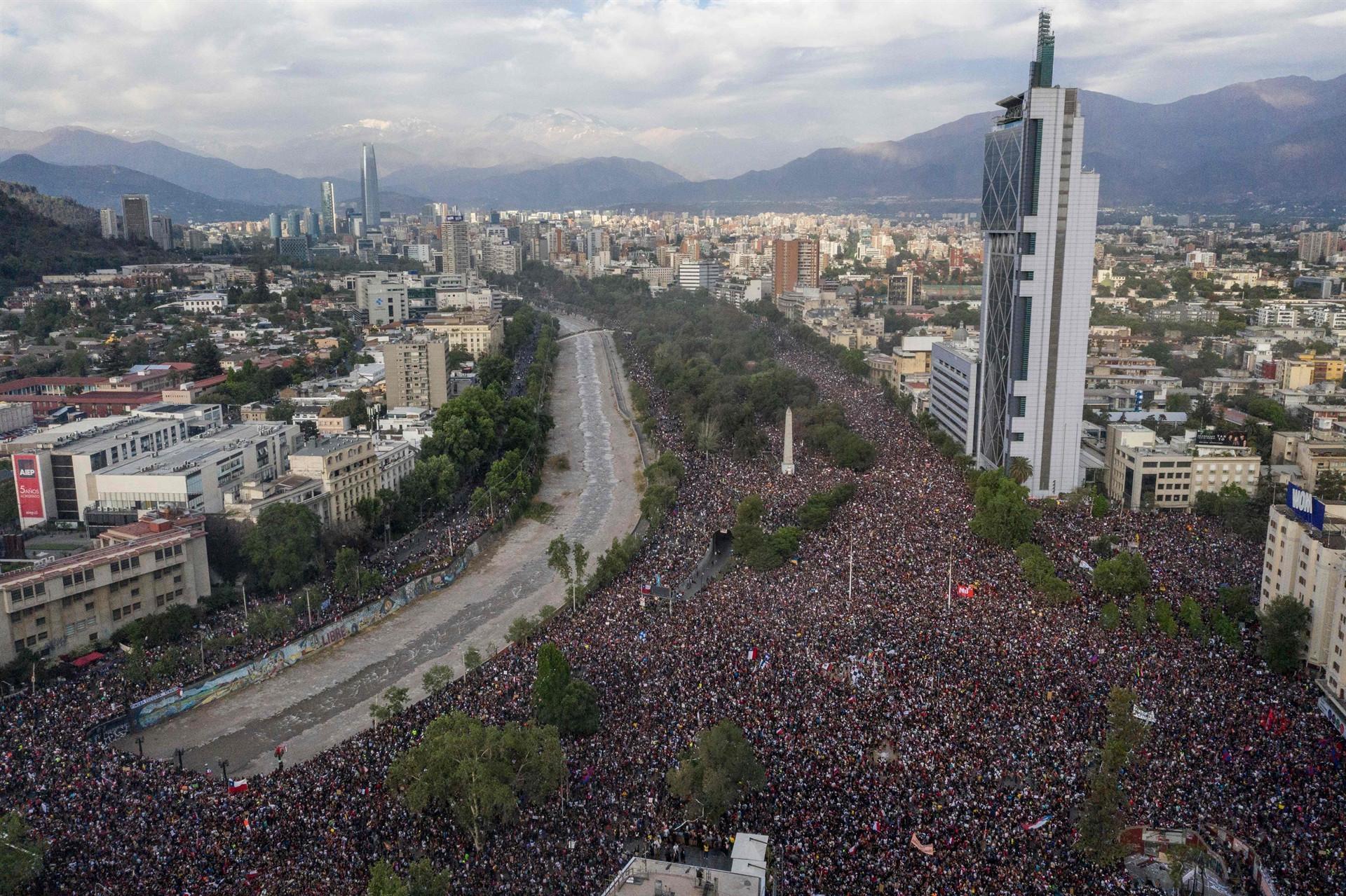 One million Chileans march in Santiago, city grinds to halt