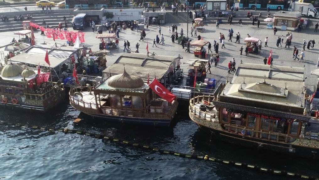 Istanbul fish sandwich boats to be removed