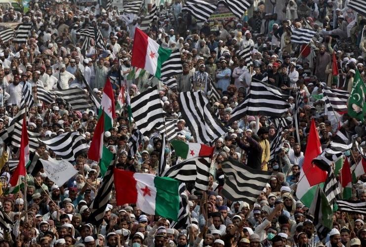 Pakistani protesters descend on capital to demand PM quits