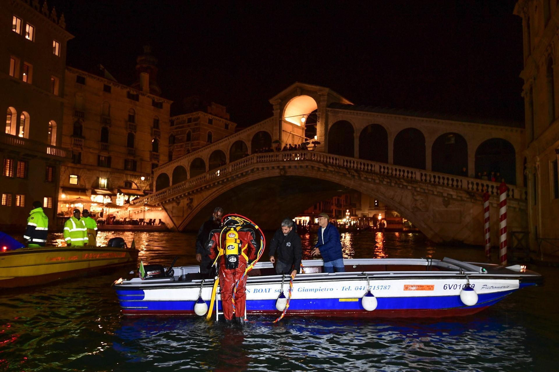 Venice gondoliers dive into murky canals for nocturnal clean-up