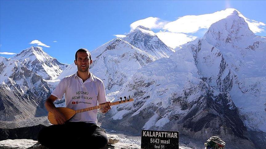Turkish man plays traditional saz on Mount Everest, wants to introduce Turkish culture