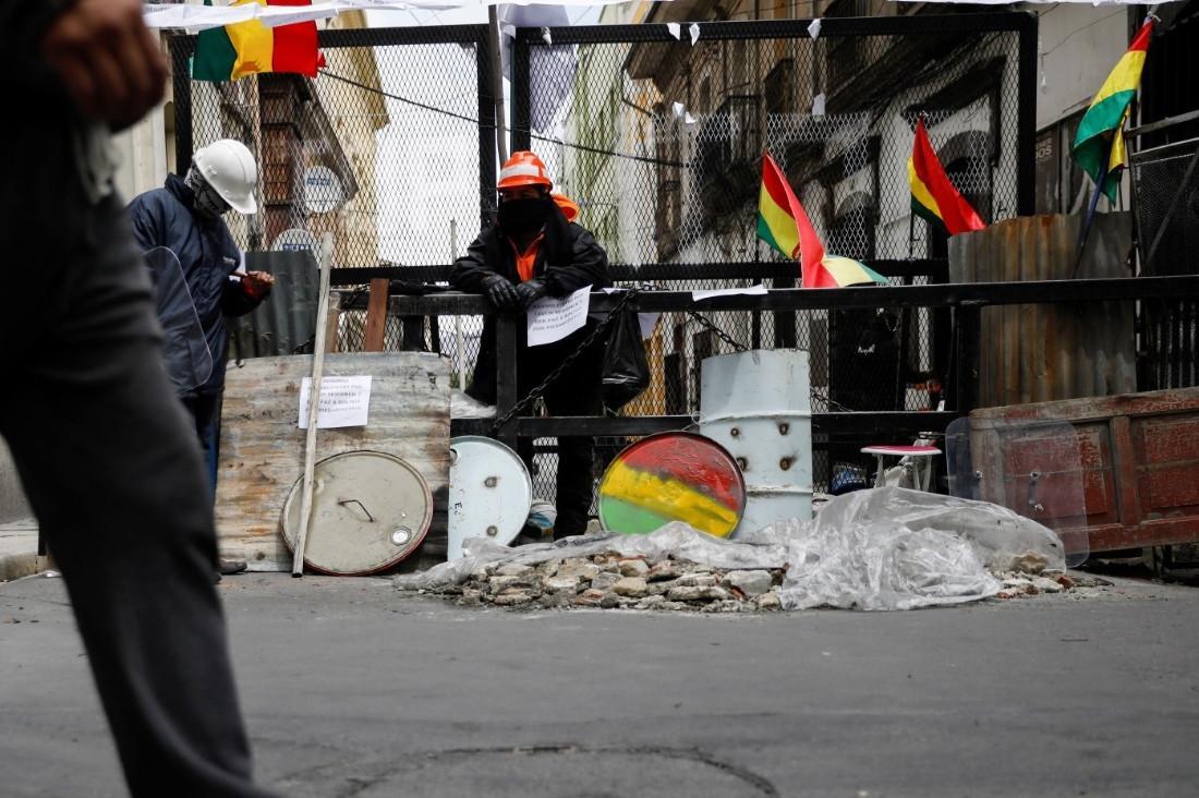 Bolivias Morales boards plane to Mexico as protests rage in La Paz