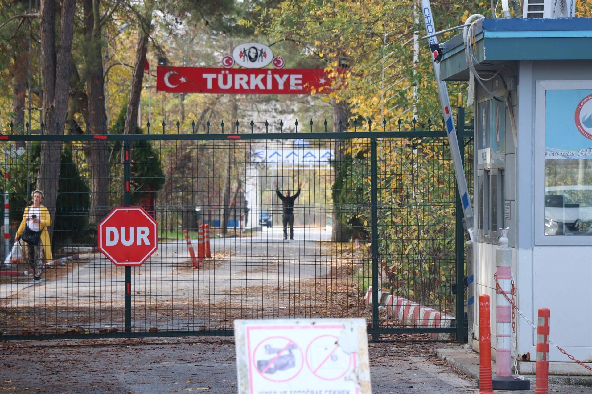 Turkey deports American ISIL suspect stuck at Greek border
