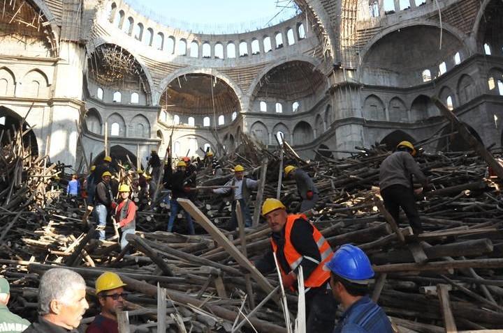 Hundreds join forces to rescue man under debris