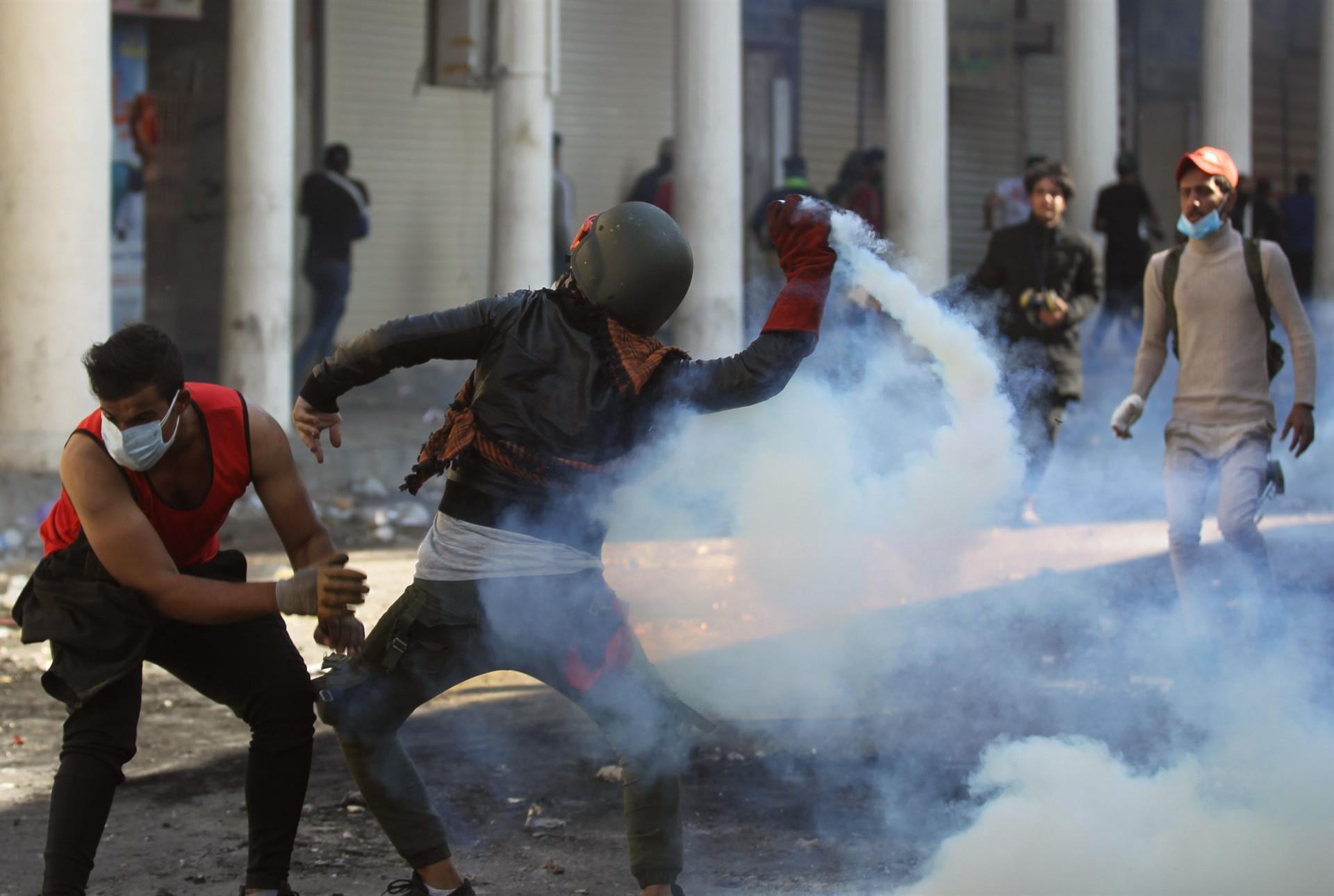 Iraqi forces kill three protesters, cleric warns of crisis