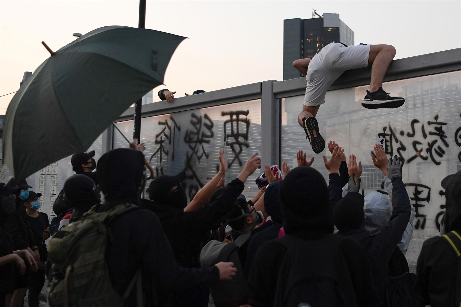 Protests ordered for lunch all week in Hong Kongs business district