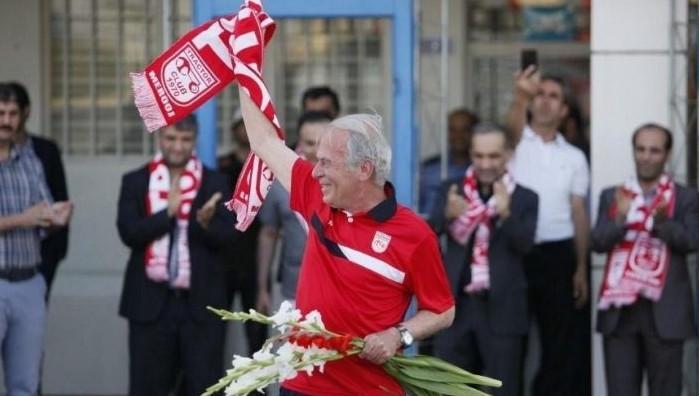 Turkish coach leaves Iranian club over protests