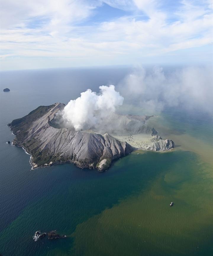 5 dead, many more missing in eruption of New Zealand volcano