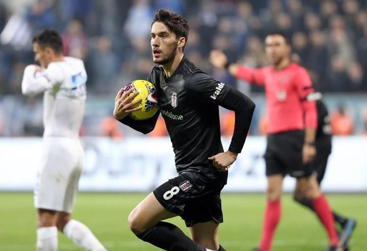 Beşiktaş join Süper Lig title race with critical win