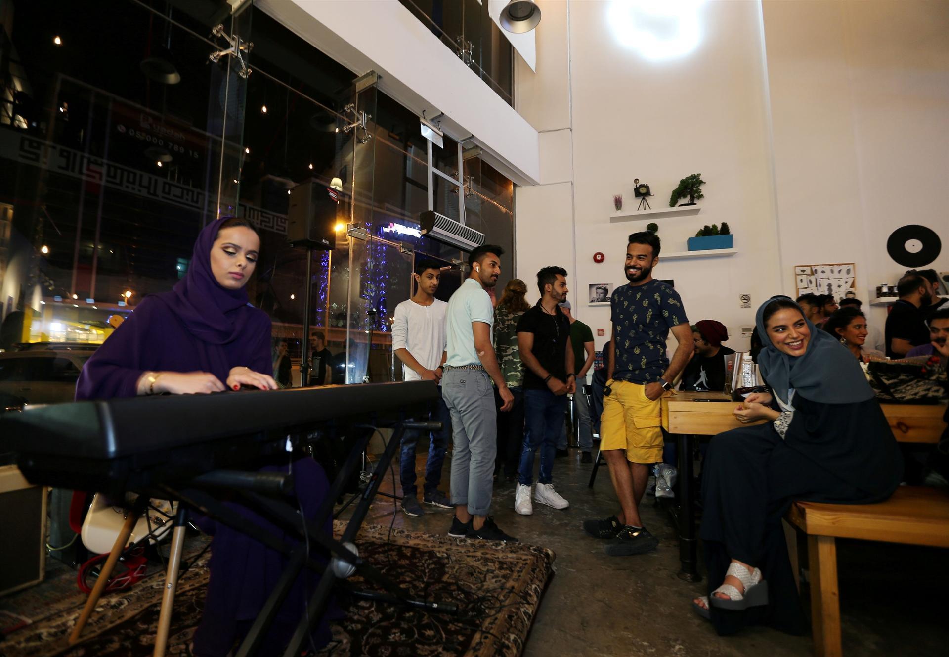 Saudi restaurants no longer need to segregate women and men