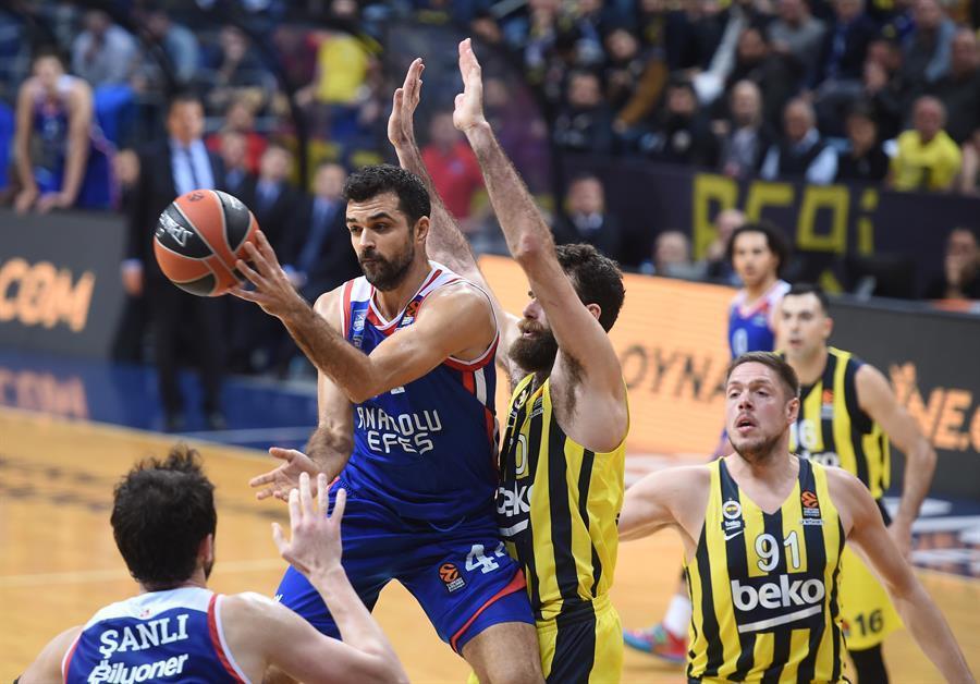 Anadolu Efes beat Fenerbahçe 81-73 in Istanbul derby