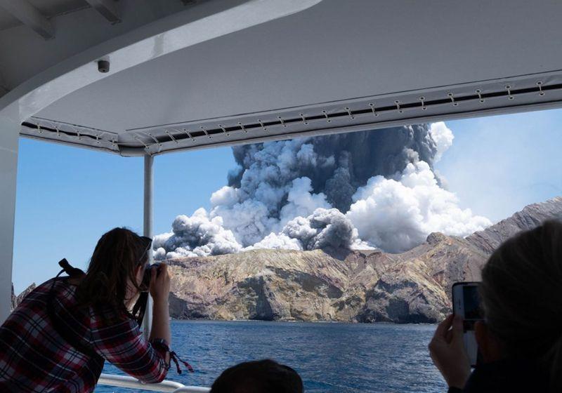 New Zealand recovers 6 bodies from White Island volcano