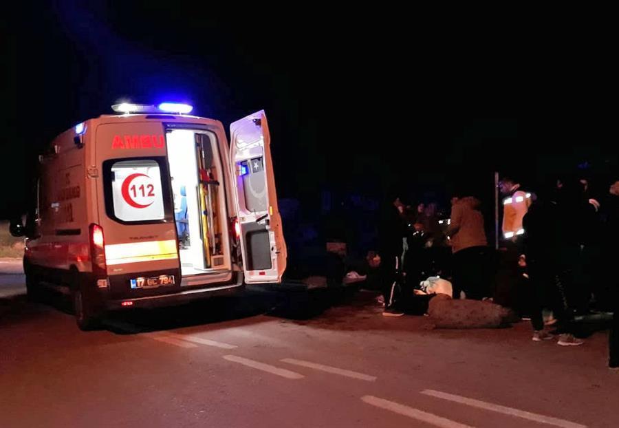 Vehicle carrying migrants overturns in Çanakkale, 32 injured