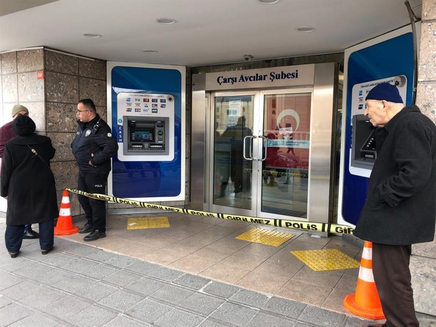 A bank was robbed in Istanbul, suspect fled with money