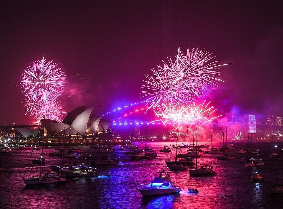 Sydney kicks off New Years Eve celebrations with fireworks display