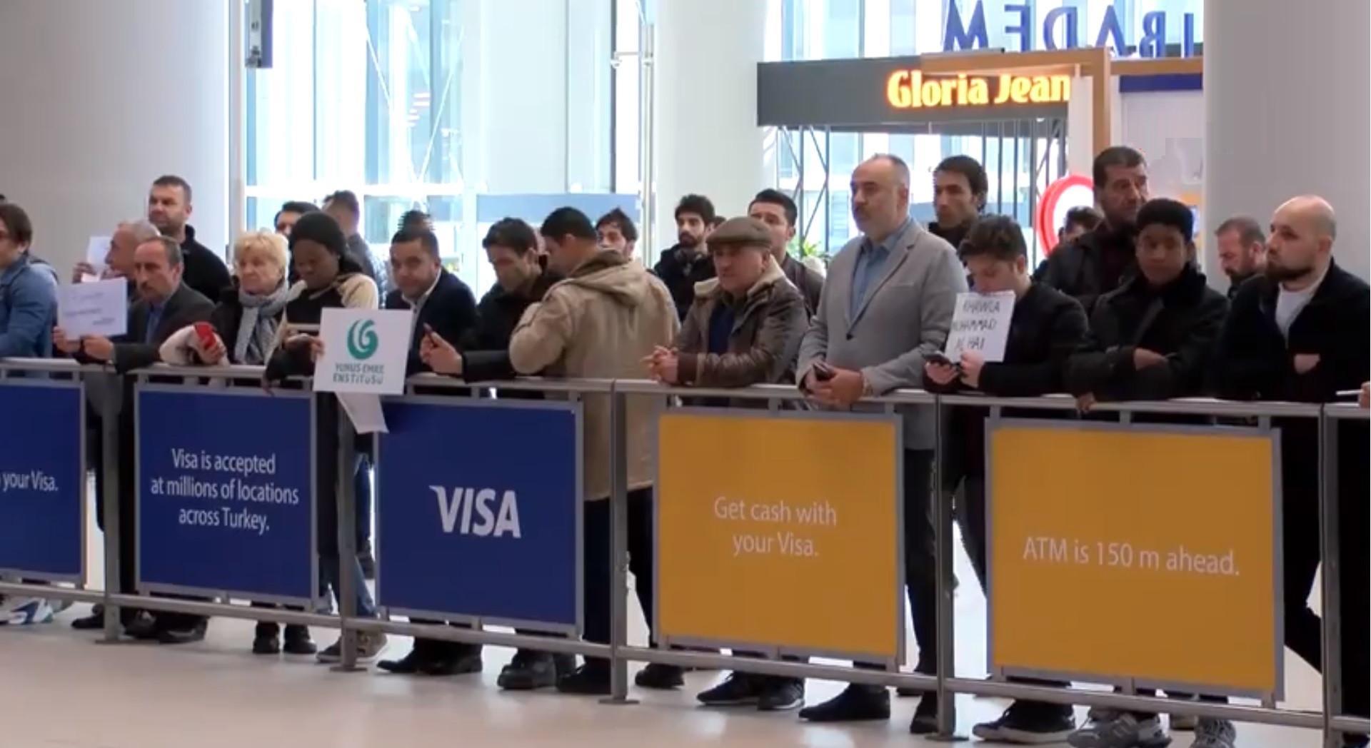 Waiting for passengers with signs banned at Istanbul Airport