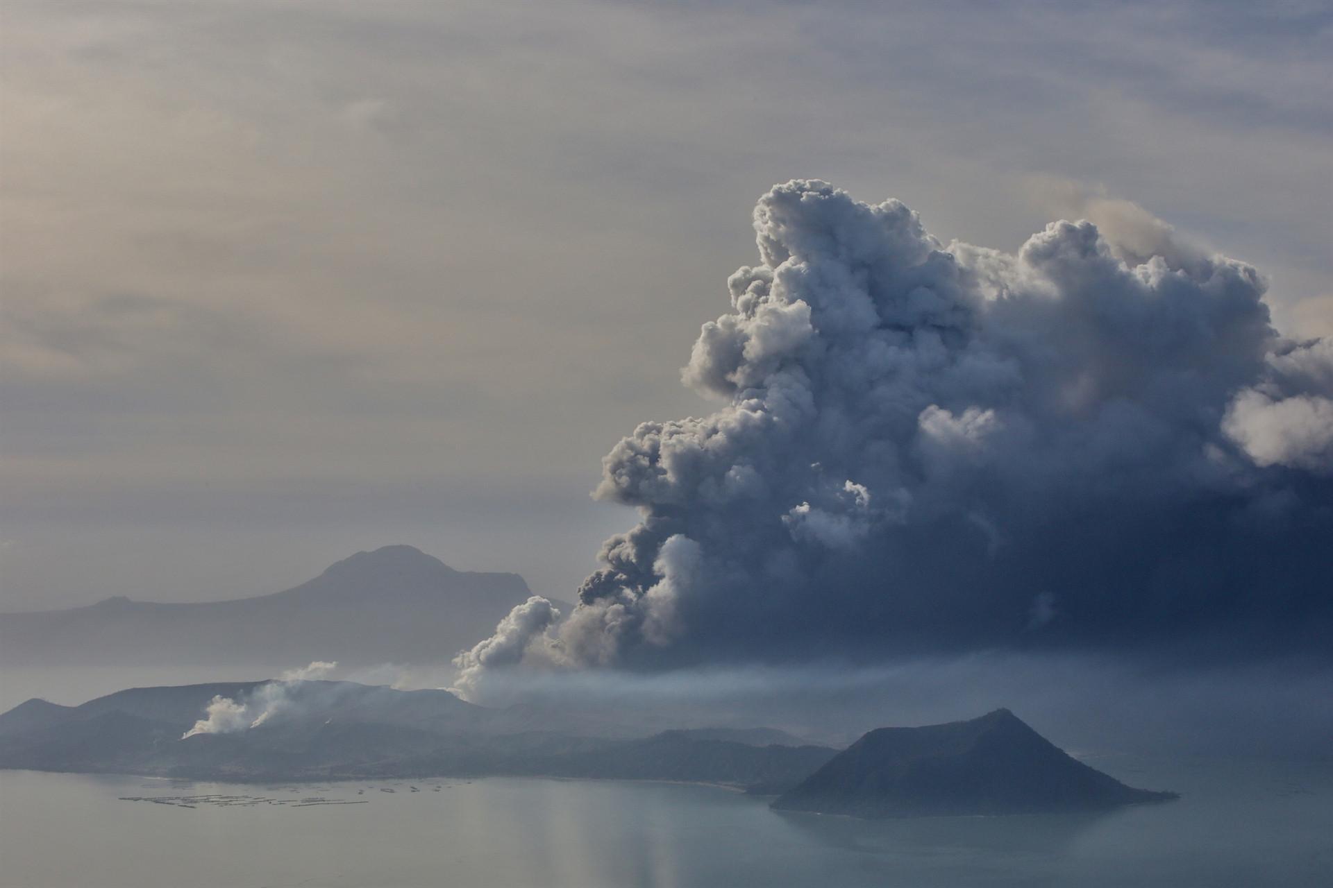 Rumbling volcano shuts down Philippine capital