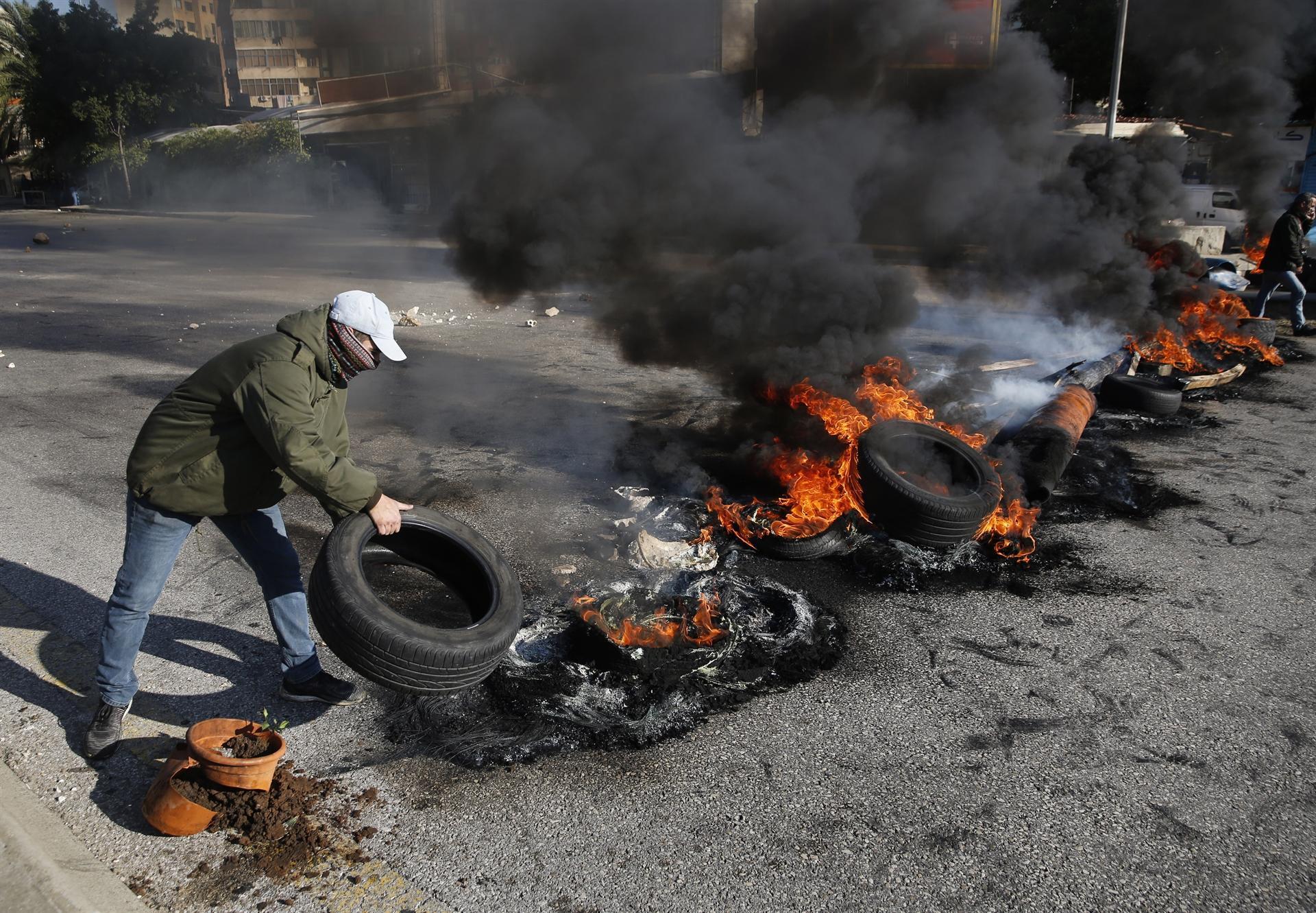 Lebanese protesters block roads against government inaction