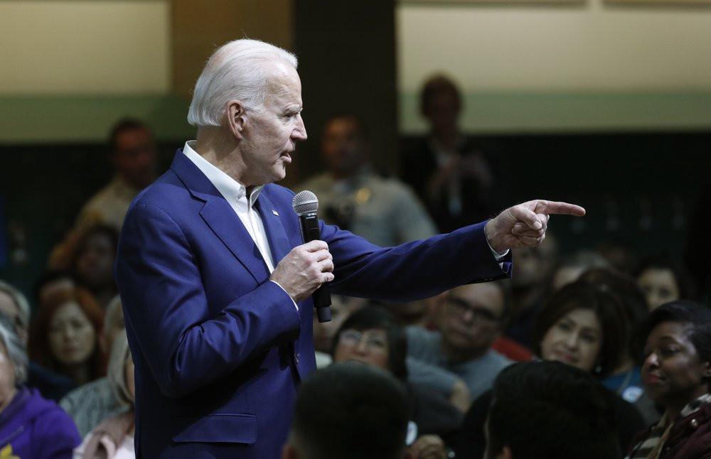 Democratic debate allows one more jab before Iowa caucuses