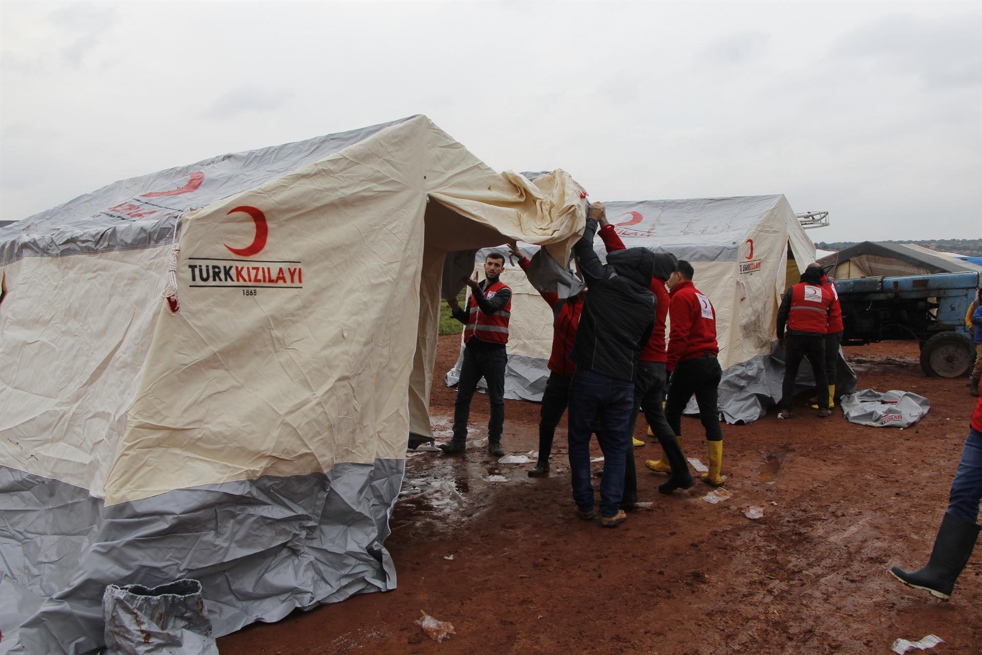 Turkish doctors treat Syrian children in northern Syria