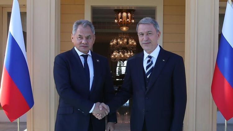 Turkish, Russian defense chiefs discuss regional issues