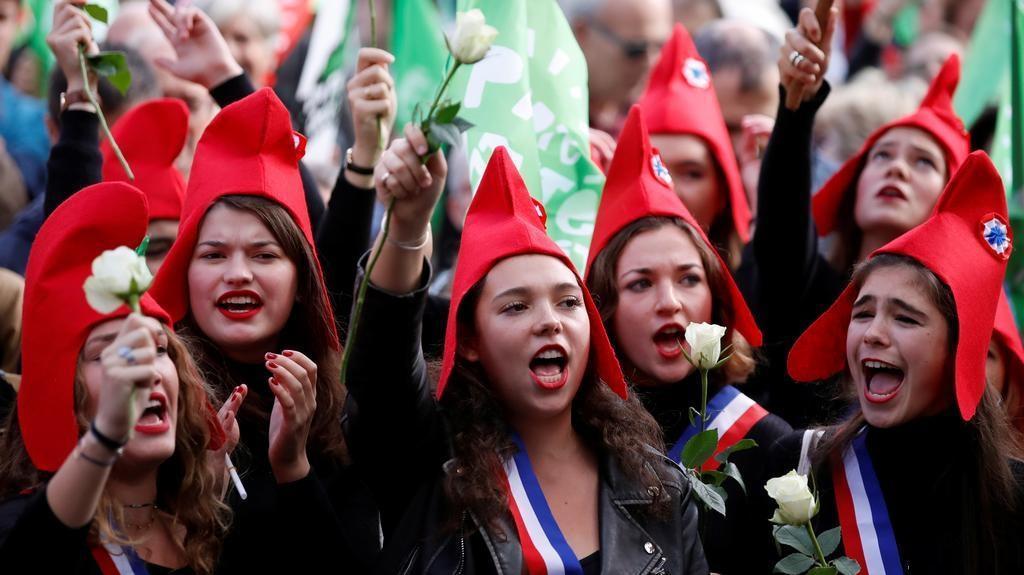 Hundreds protest against new French bioethics bill