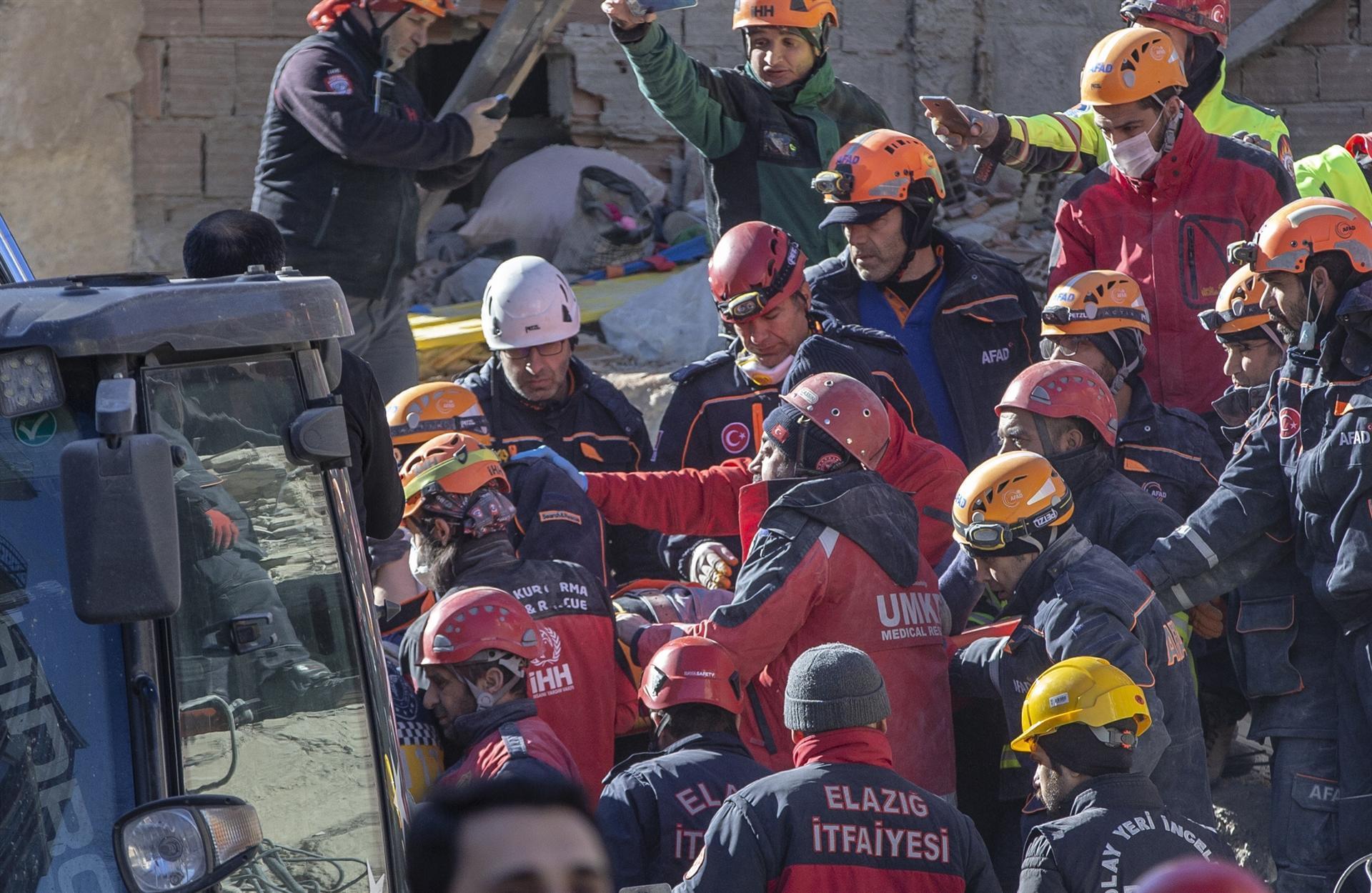 Turkey quake kills at least 22, rescuers dig for survivors
