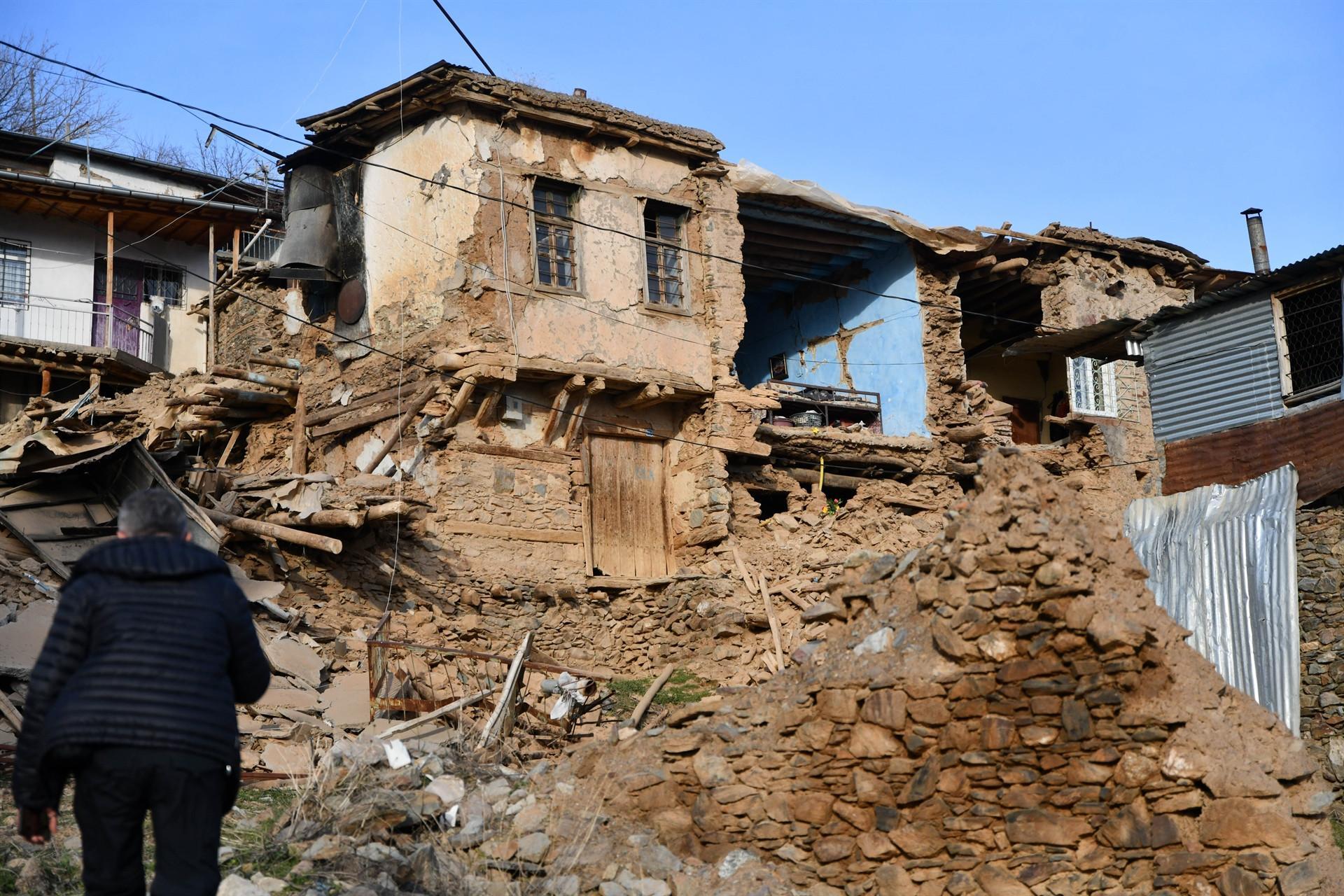 Prosecutors launch investigation over collapsed buildings in Elazığ