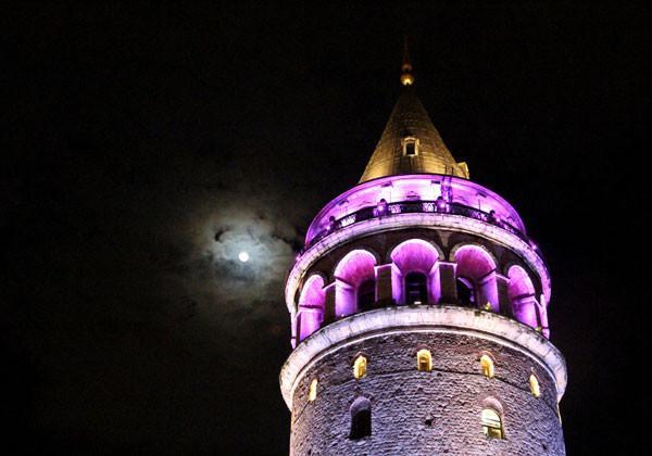 Istanbuls Galata Tower marks World Cancer Day