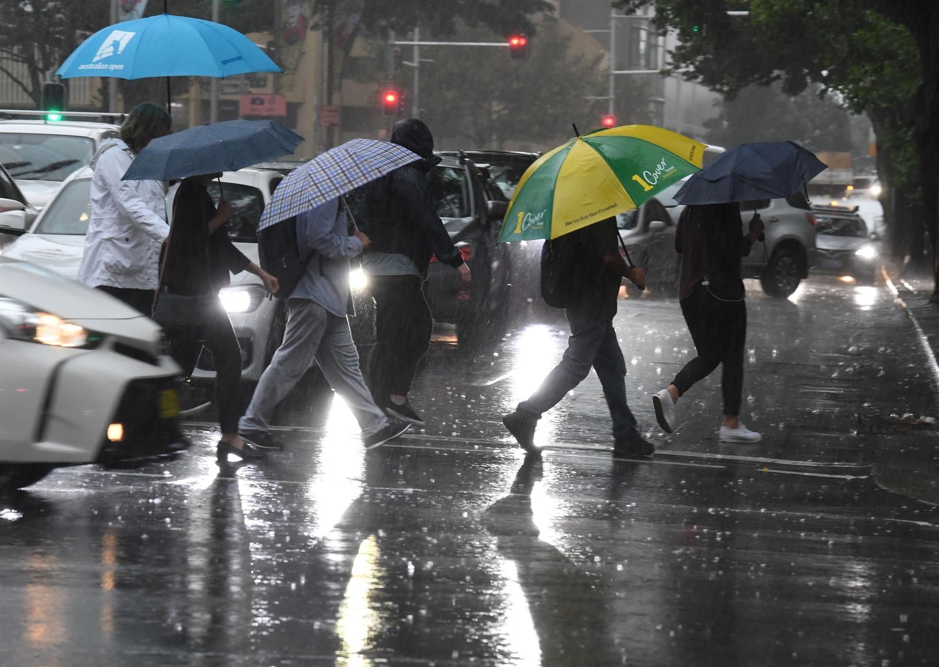 Australia celebrates as heavy rains dampen huge bushfires