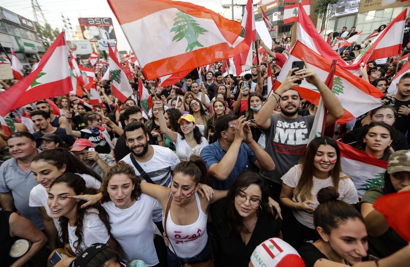 Lebanon gathers to protest no-confidence vote