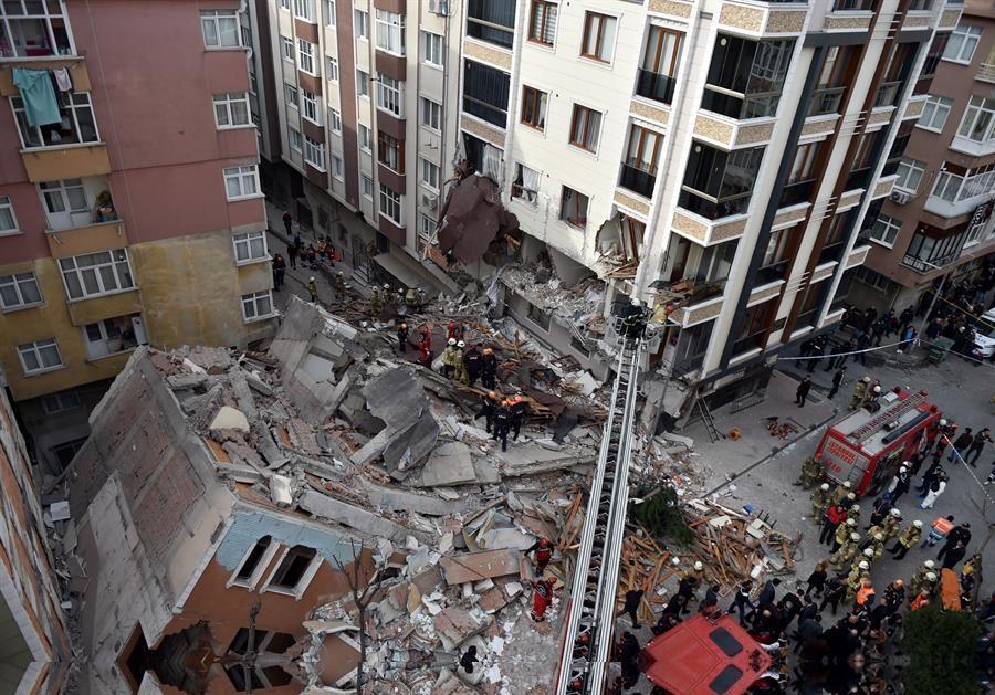 Emptied building collapses in Istanbul’s Bahçelievler district