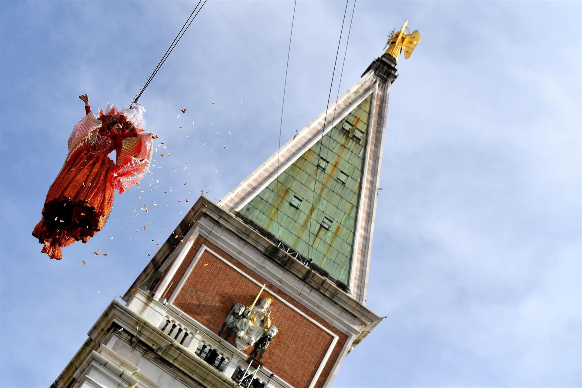 Traditional flight of the angel opens Venice Carnival