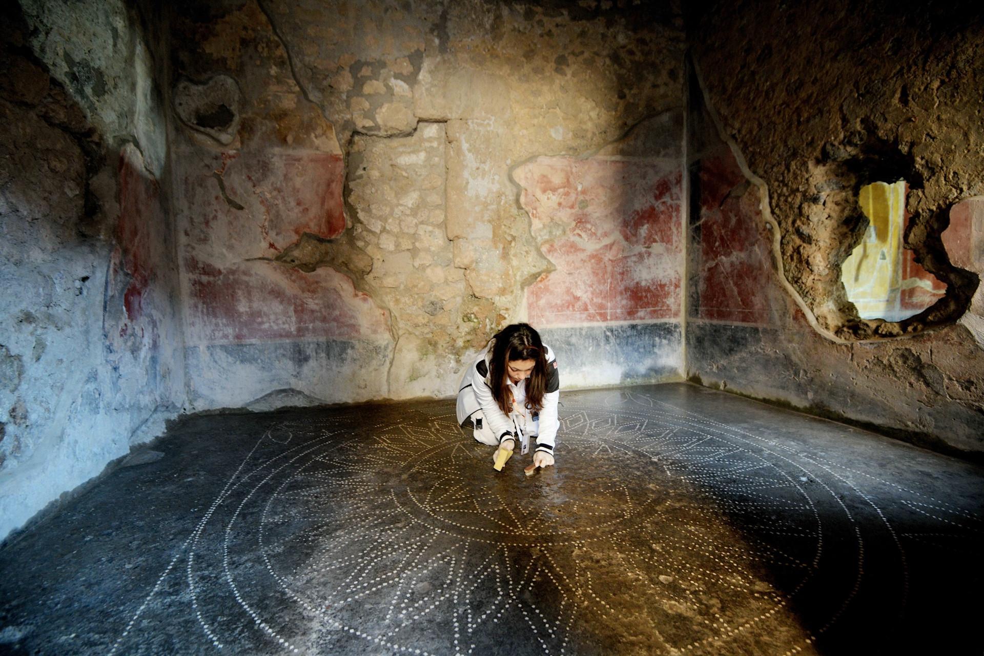 Pompeii restoration unearths surprise treasures