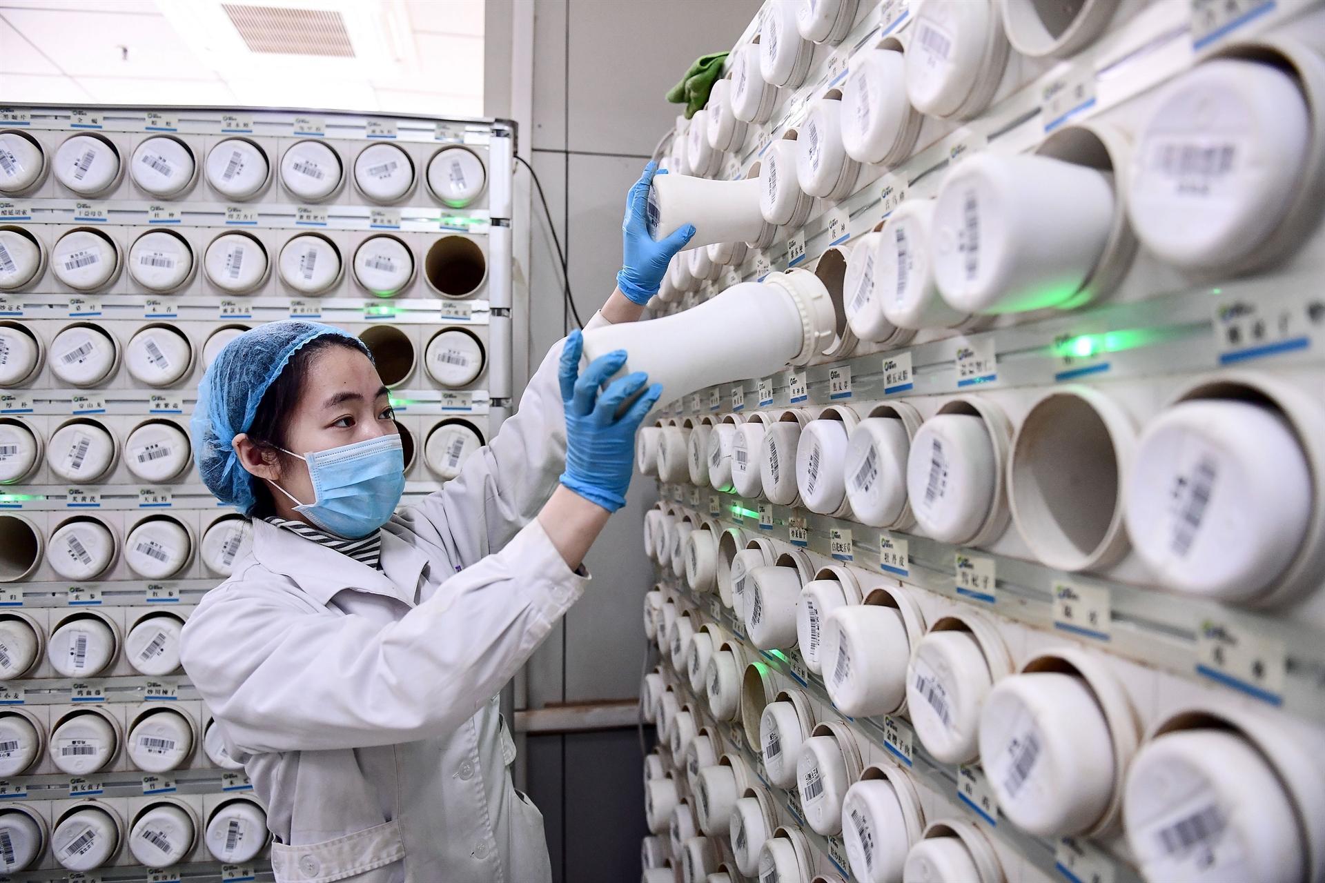 Chinas count of new virus cases drops, deaths exceed 2,200