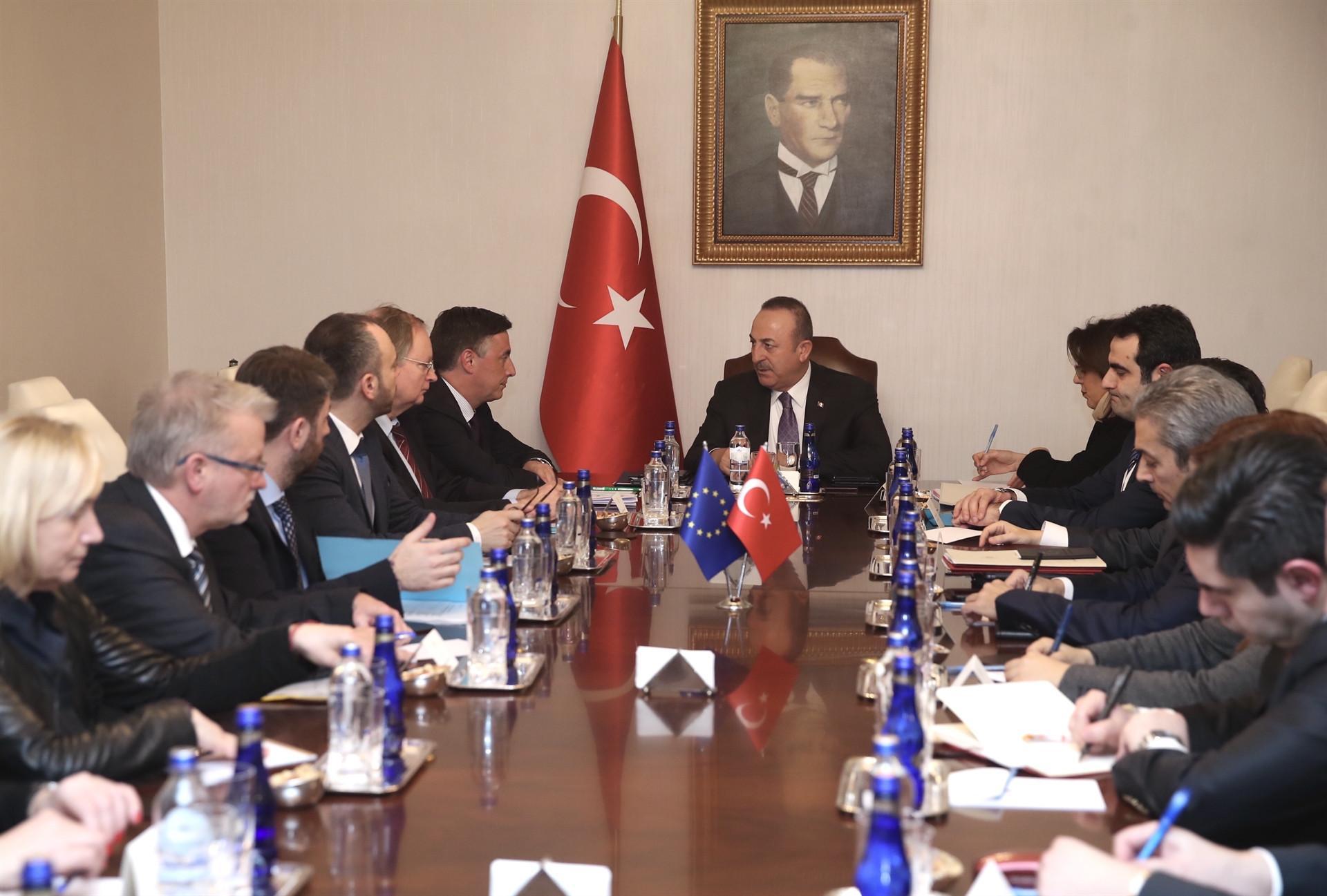 Turkish FM meets with key EP committee chair