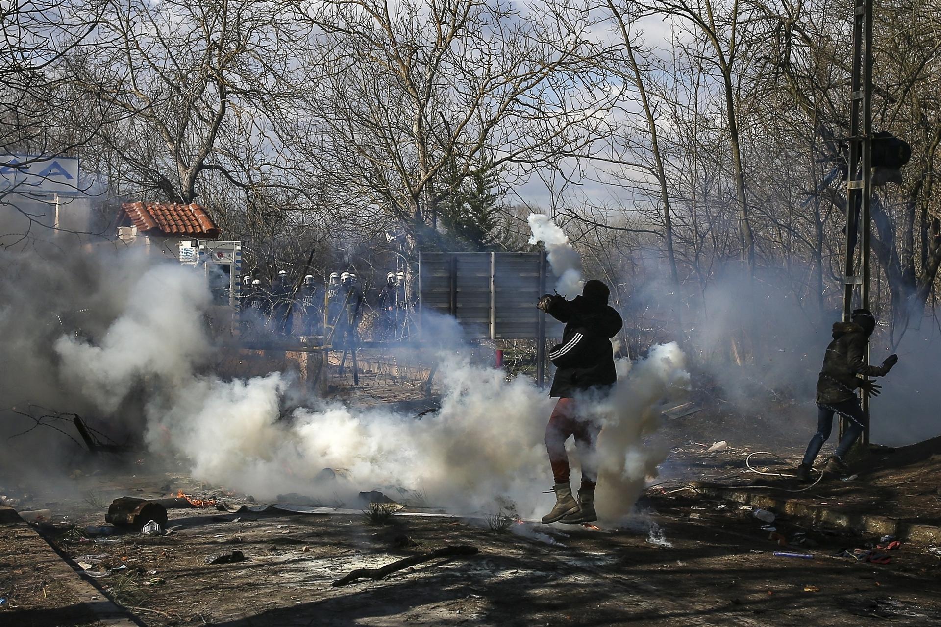 Greek police fire teargas on migrants at Turkish border