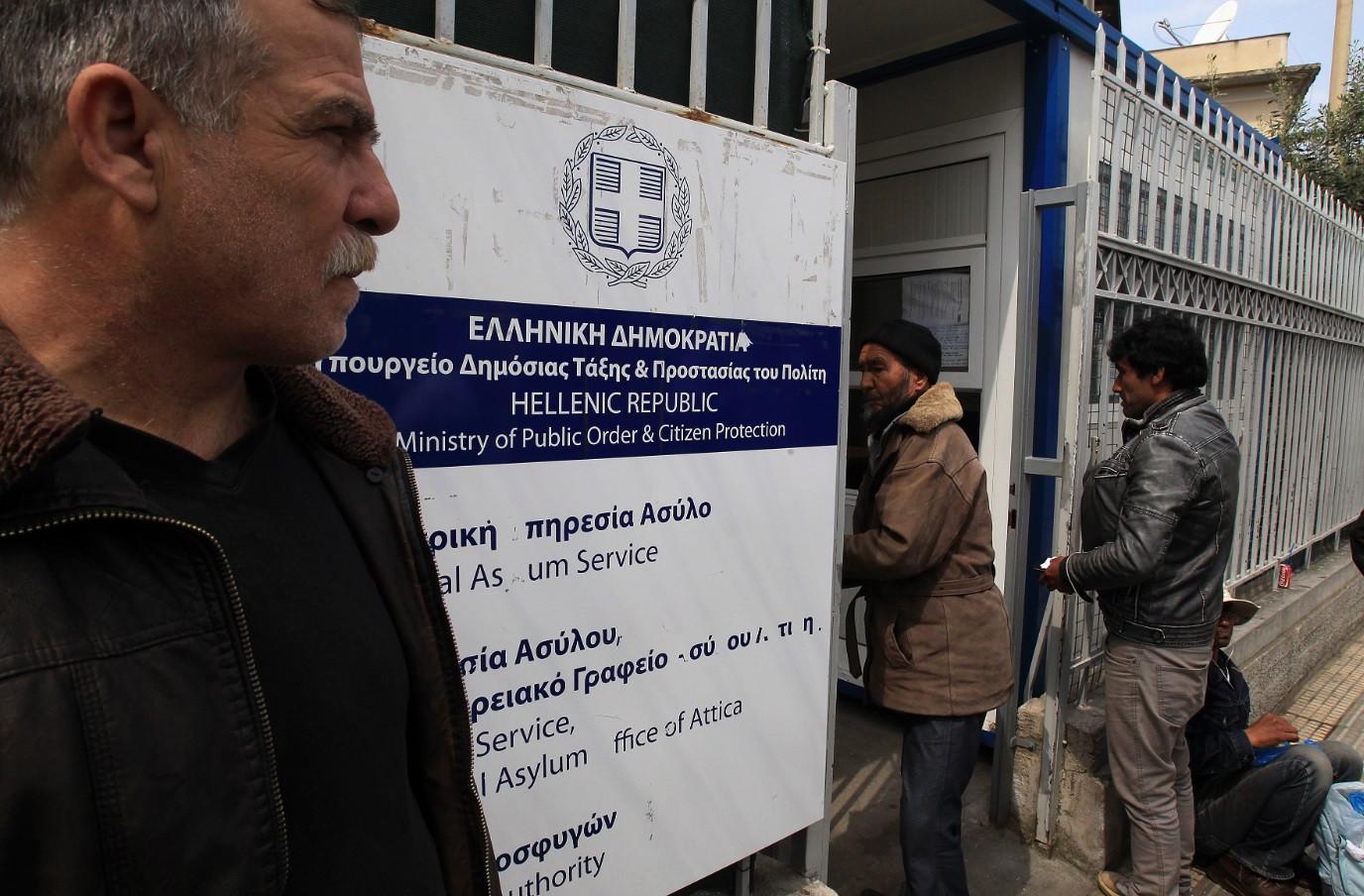 Greeces asylum suspension embarrassing: Minister