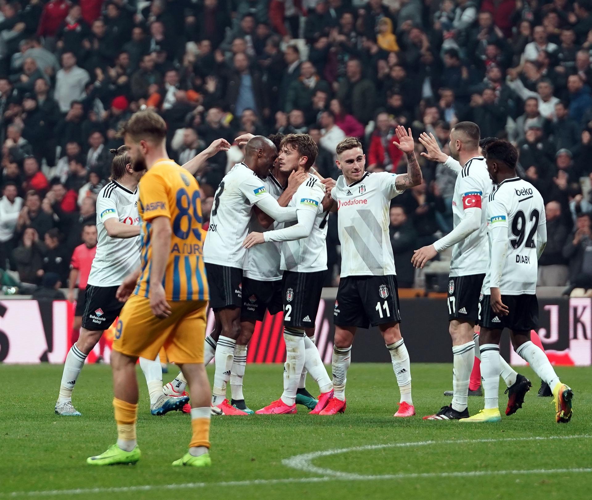 Turkish Süper Lig: Beşiktaş beat Ankaragücü 2-1