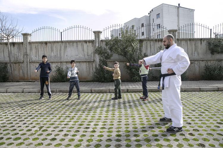 Syrian man teaches karate to kids in Reyhanlı