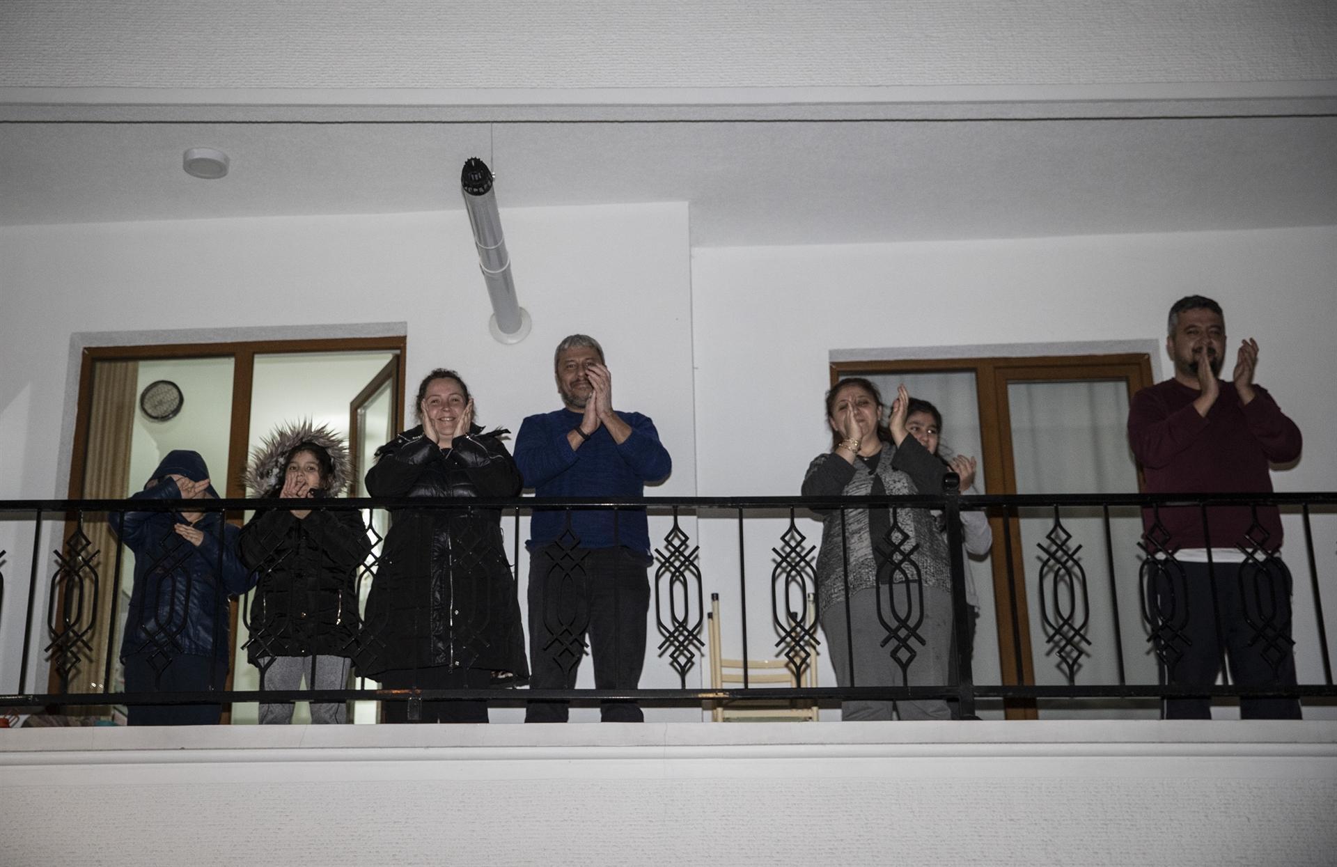 Turkey bursts into applause to show gratitude to health workers fighting COVID-19