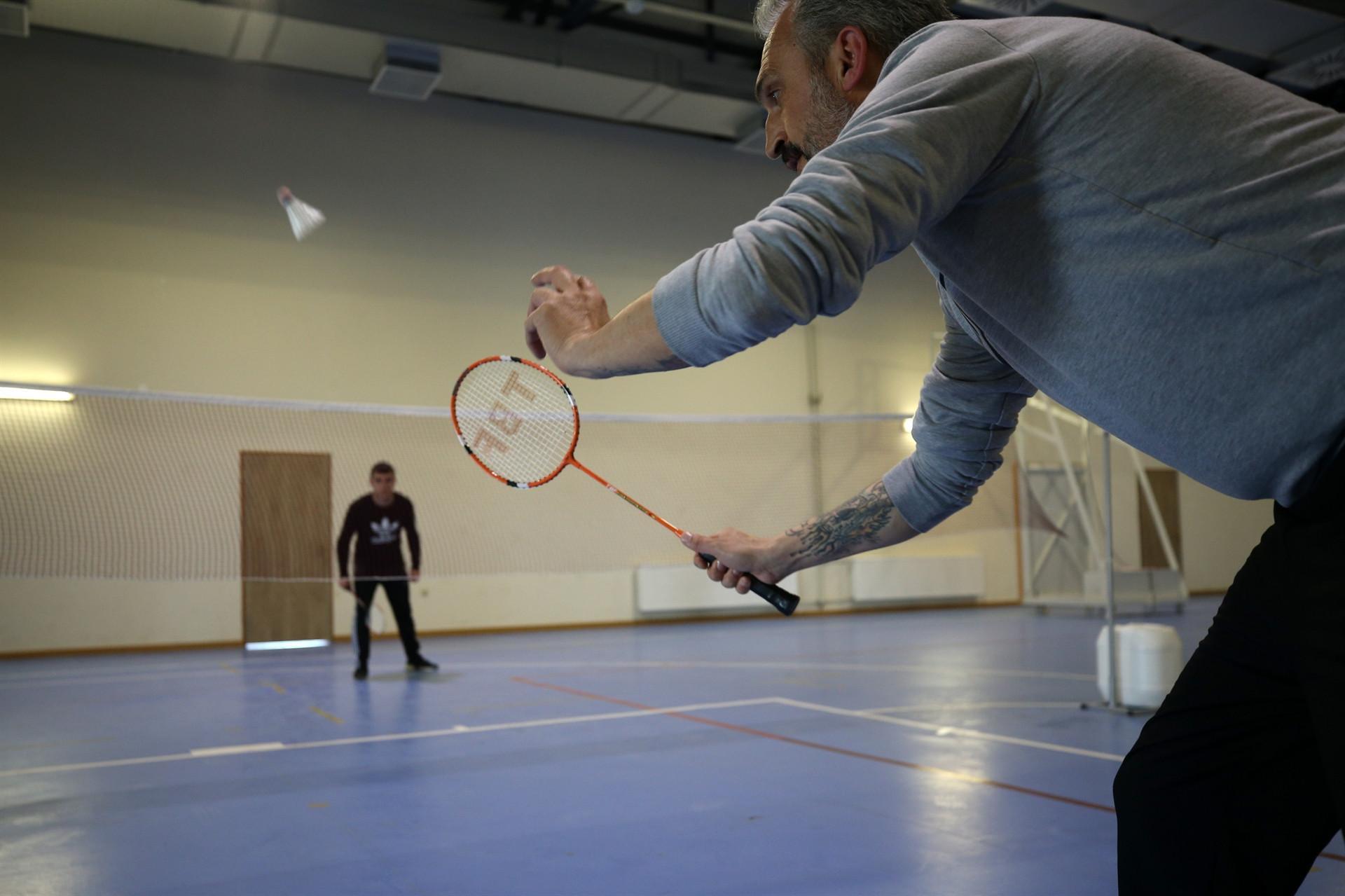 Prison guard teaches badminton to inmates
