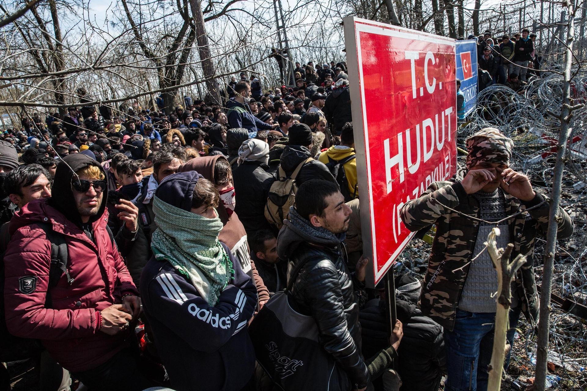 Turkey moves migrants from Greek border amid virus pandemic